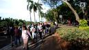 Pengunjung berjalan di kawasan Monumen Nasional, Jakarta, Senin (25/12). Libur perayaan Natal dimanfaatkan warga untuk berwisata di kawasan Monumen Nasional. (Liputan6.com/Helmi Fithriansyah)