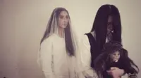 Sosok Ibu dan Riana, magician super misterius (The Sacred Riana/Instagram.com)