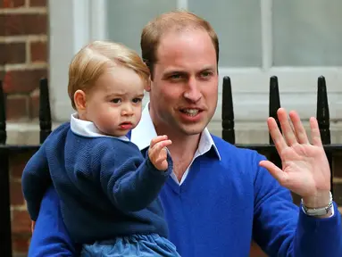 Pangeran George digendong sang ayah, Pangeran William terlihat melambaikan tangan di depan Lindo Wing RS St Mary, London, Sabtu (2/5/2015). George pertamakalinya diajak bertemu adik kecilnya yang baru lahir. (REUTERS/Suzanne Plunkett)