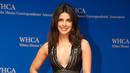 Aktris Priyanka Chopra berpose sambil tersenyum saat menghadiri acara White House Correspondents Association Dinner bareng Obama di Washington, AS (30/4). Model dan aktris dunia padati Gedung Putih untuk Dinner bersama Obama. (REUTERS/Jonathan Ernst )
