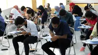 Peserta mengisi soal SBMPTN 2018 di Kampus Universitas Islam Negeri (UIN) Syarif Hidayatullah, Tangerang Selatan, Selasa (8/5). Dari jumlah peserta yang mengikuti ujian hari ini, 29.175 peserta ujian Saintek. (Merdeka.com/Arie Basuki)