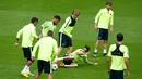 Bek Barcelona, Marc Bartra (bawah) berusaha merebut bola dari kaki Dani Alves saat sesi latihan di Allianz Arena, Munich, Jerman (11/5/2015).  Barcelona akan menantang Bayern Muenchen di leg kedua semifinal Liga Champions. (Reuters/Michaela Rehle)