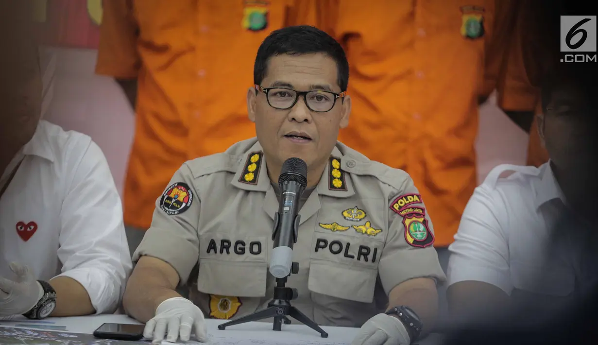 Kabid Humas Polda Metro Jaya Kombes Argo Yuwono memberikan keterangan kepada wartawan saat rilis pengungkapan tindak pidana perampasan truk tangki Pertamina di Polda Metro Jaya, Jakarta, Selasa (19/3). (Liputan6.com/Faizal Fanani)