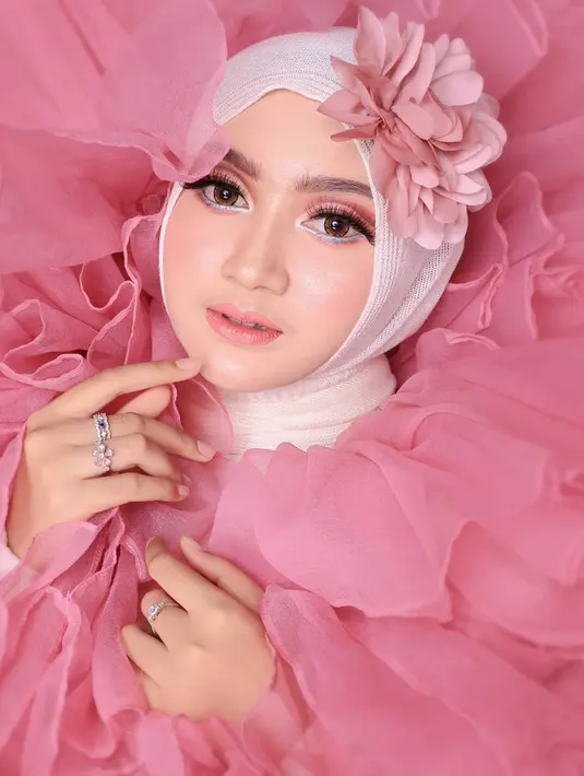 Bahkan saat pakai hijab pun pelantun lagu 'Pengantin Baru' ini sukses tampil flawless  dengan eye makeup yang cukup tebal. (Liputan6.com/IG/jihanaudy123_real)