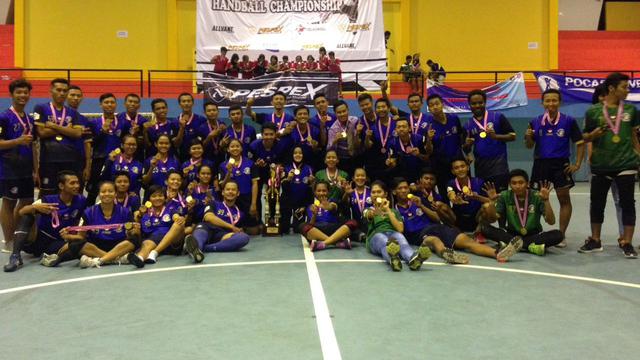 Unesa jadi juara Rektor Unesa Handball Championship 2016 di GOR Futsal Internasional Unesa, Rabu (2/11/2016), setelah menumbangkan STKIP PGRI Trenggalek dengan skor 26-20. (Bola.com/Fahrizal Arnas)