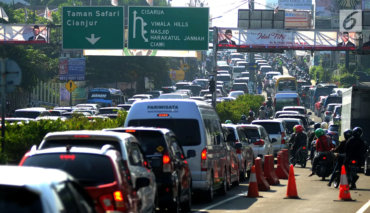 Ribuan kendaraan antre menuju kawasan Puncak saat diberlakukan sistem buka tutup di pintu keluar Tol Gadog, Bogor, Jawa Barat (18/6). Kemacetan ini terjadi meski libur Lebaran tinggal beberapa hari lagi. (Merdeka.com/Arie Basuki)
