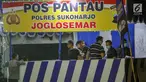 Polisi melakukan olah TKP di lokasi ledakan bom di Pos Polisi Pantau, Bundaran Kartasura, Sukoharjo Selasa (4/6/2019). Bom bunuh diri terjadi pada Senin pukul 22.30 WIB yang mengakibatkan pelaku aksi teror kritis dan tujuh polisi selamat. (Liputan6.com/Fajar Abrori)