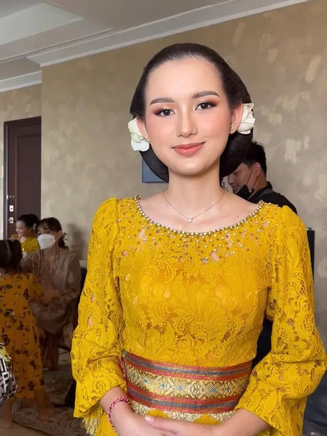 Adu Gaya Sarah Menzel dan Fuji Kenakan Kebaya di Acara Tedak Siten Ameena, Sama-sama Menawan