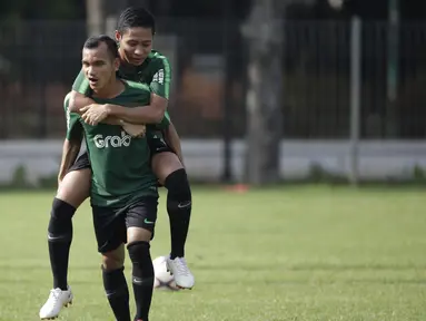 Pemain Timnas Indonesia, Riko Simanjuntak, menggendong Evan Dimas saat latihan di Lapangan ABC Senayan, Jakarta, Selasa (20/11). Latihan ini persiapan jelang laga Piala AFF 2018 melawan Filipina. (Bola.com/Vitalis Yogi Trisna)