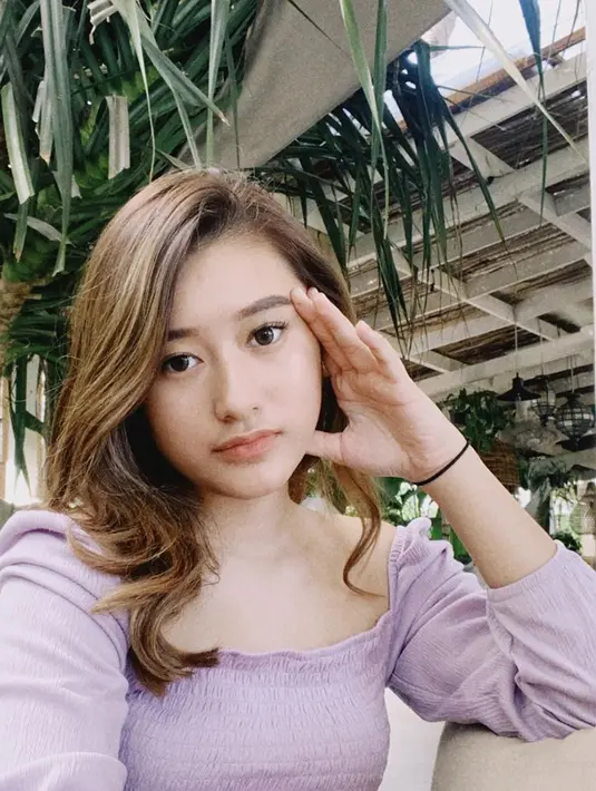 "Dia (Amanda) langka, bikin lagu sendiri, video clip juga dia yang buat. Dia tuh berjiwa 90 lah dan di zaman sekarang itu istimewa," jelas Dul Jaelani.  (Instagram/amandacaesaa)