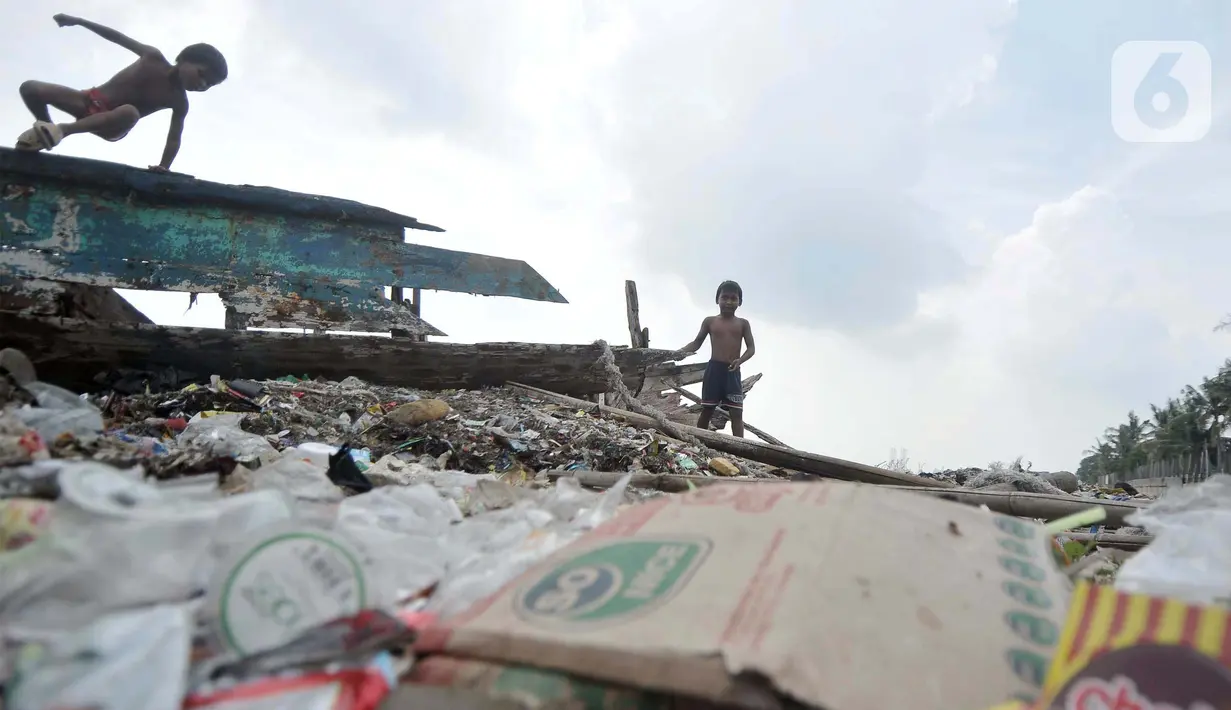 Banyaknya sampah plastik di wilayah pesisir Marunda Jakarta Utara belum dapat di tangani oleh pemerintah secara maksimal. (merdeka.com/Imam Buhori)