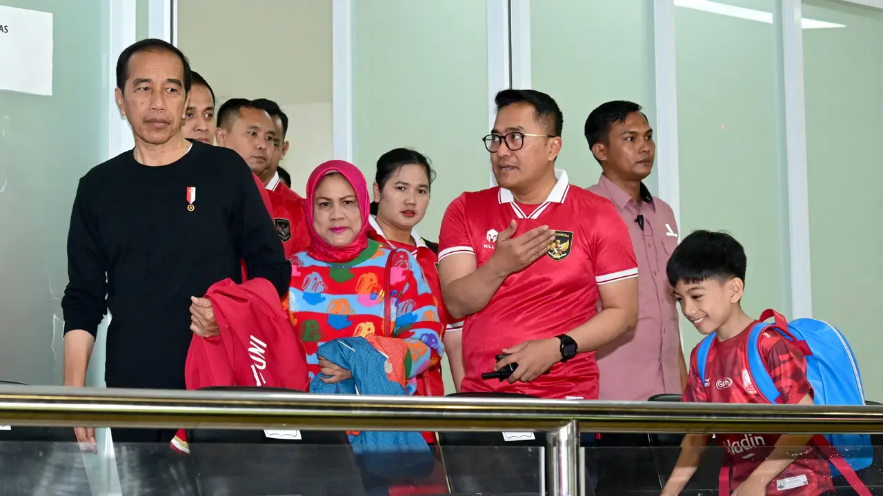 Presiden Jokowi bersama Ibu Negara Iriana Jokowi usai menyaksikan pertandingan Timnas Indonesia U-23 melawan Turkmenistan di Stadion Manahan Solo, Jawa Tengah. (Istimewa)