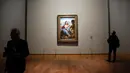 Lukisan "The Virgin and Child with Saint Anne" karya Leonardo Da Vinci dipajang di museum Louvre, Paris, Selasa (22/10/2019). Ada 160 karya dalam pameran 500 tahun wafatnya Leonardo da Vinci yang diharap dapat menarik setengah juta pengunjung saat ditutup pada 24 Februari 2020. (AP/Thibault Camus)