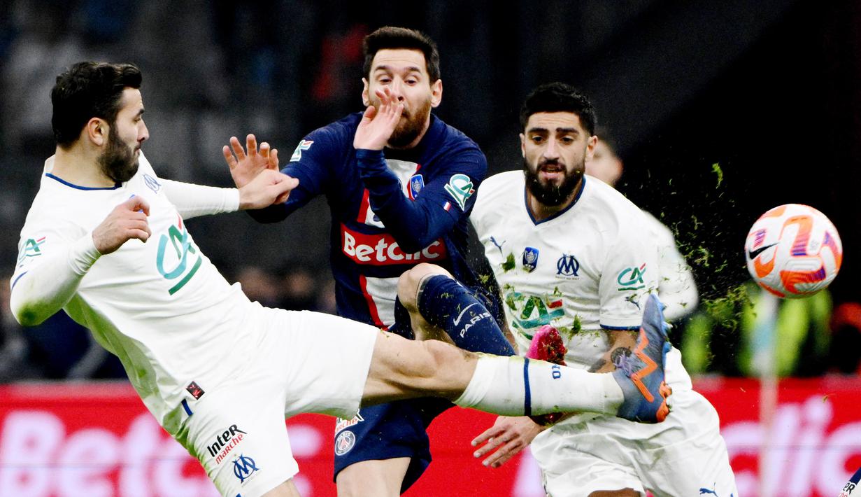 Pemin Paris Saint-Germain (PSG), Lionel Messi, diadang bek Marseille, Sead Kolasinac dan Samuel Gigot, pada laga Piala Prancis di Stadion Stade Velodrome, Rabu (8/2/2022). (AFP/Christophe Simon)