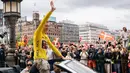 Pembalap tim Jumbo-Visma, Jonas Vingegaard menyapa para penggemar dari mobil di Kopenhagen, Denmark pada 27 Juli 2022, beberapa hari setelah menjuarai balapan sepeda Tour de France 2022 di Paris. (AFP/Ritzau Scanpix/Emil Helms)