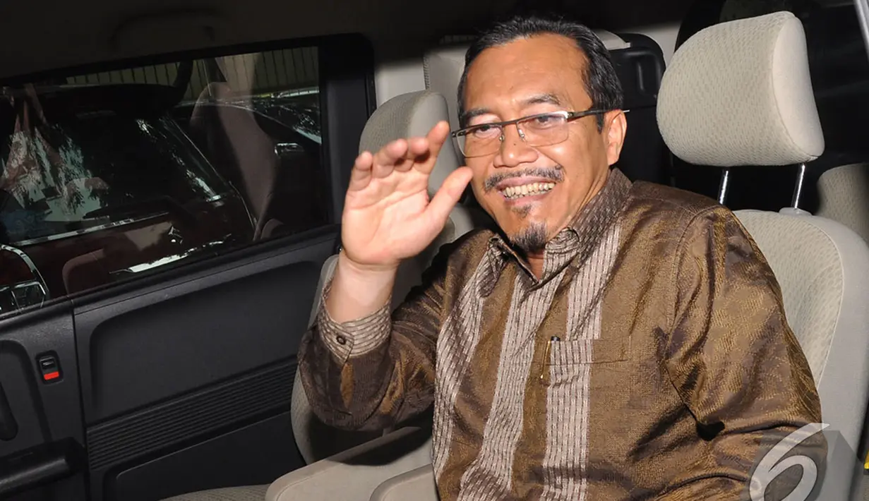 Suswono segera memasuki mobil yang telah menjemputnya usai melaporkan harta kekayaannya kepada KPK, Jakarta, Kamis (30/10/2014). (Liputan6.com/Miftahul Hayat)