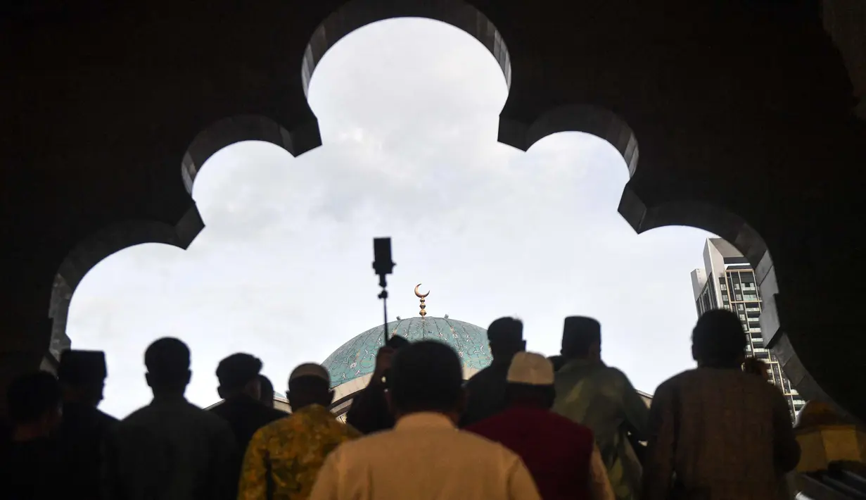 Umat Muslim berkumpul untuk melaksanakan salat Idul Fitri di masjid Wilayah Federal di Kuala Lumpur pada 10 April 2024. (Arif Kartono/AFP)
