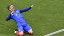 Antoine Griezmann mencetak 6 gol dan 2 assist selama Piala Eropa 2016 lalu meraih sepatu emas dan gelar pemain terbaik. Sayangnya, dia gagal melengkapinya dengan gelar juara bagi Prancis. (AFP/Jean-Philippe Ksiazek)