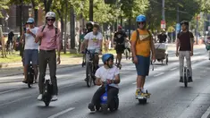 Sejumlah orang mengikuti parade kendaraan listrik di Wina, Austria, 13 September 2020. Ratusan kendaraan listrik ambil bagian dalam parade E-Mobility "Rock the Ring" untuk mempromosikan mobilitas bebas emisi dan ramah iklim. (Xinhua/Guo Chen)