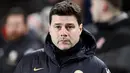 Pelatih Chelsea, Mauricio Pochettino, tampak bersedih setelah anak asuhnya ditaklukkan Middlesbrough dalam laga leg pertama semifinal Carabao Cup 2023/2024 yang digelar di Riverside Stadium, Rabu (10/1/2024). (AFP/Oli Scarff)
