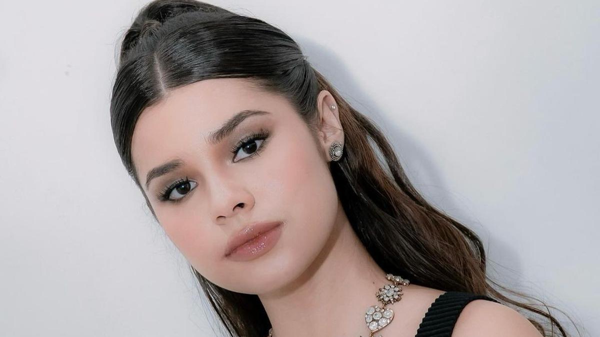 6 Pesona Maria Theodore dengan Riasan Hollywood Glam, Disebut Mirip Selena Gomez.