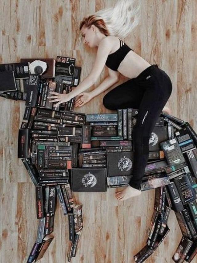 Kreatif, Wanita Ini Gunakan Koleksi Bukunya Untuk Bergaya Layaknya Superhero