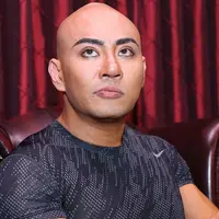 "Om Indro yang kenalin, tepatnya beberapa bulan yang lalu. Om indro menelpon saya, dia bilang tugasnya menjaga dia," jelas Deddy Corbuzier saat ditemui di kediamannya. (Galih W. Satria/Bintang.com)