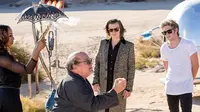 Danny DeVito, Sumo, dan Simpanse Ramaikan Video One Direction