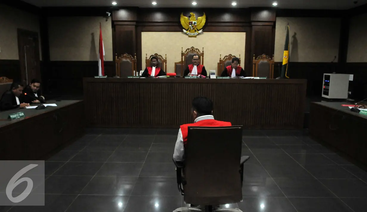 Fanny Safriansyah alias Ivan Haz menjalani sidang perdana dugaan penganiayaan PRT, Jakarta, Rabu (8/6). Dengan kasusnya ini, Ivan terancam lebih dari lima tahun ‎penjara. (Liputan6.com/Helmi Afandi)