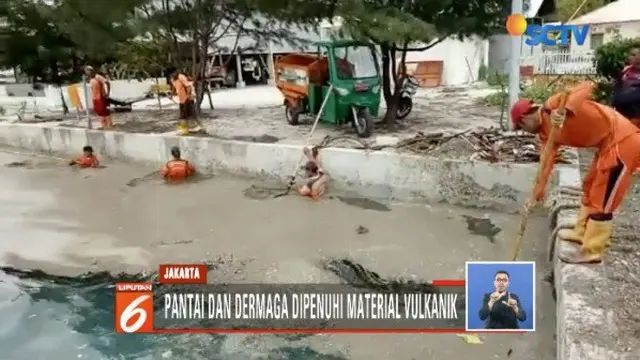 Apungan material abu vulkanik anak Gunung Krakatau di Kepulauan Seribu mengancam kelangsungan hidup ekosistem laut.