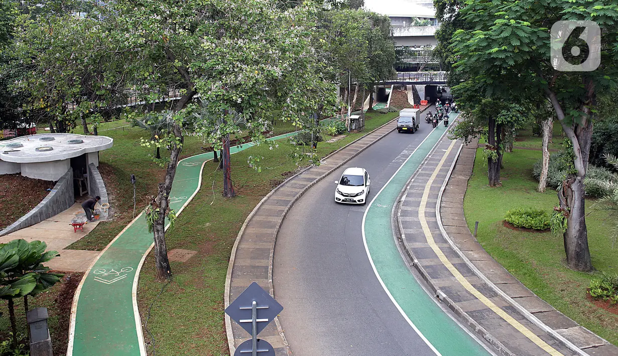 Pekerja menyelesaikan pembangunan penataan kawasan Taman Semanggi, Jakarta, Kamis (13/10/2022). Usai diresmikan Gubernur DKI Jakarta Anies Baswedan pada acara soft launching 12 Oktober 2022 kemarin, penataan ulang kawasan Taman Semanggi dilanjutkan karena realisasi pengerjaan baru mencapai 73,37 persen. (Liputan6.com/Johan Tallo)