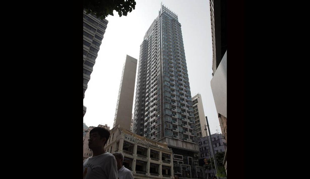 Jasad dua wanita itu ditemukan di apartemen seorang bankir muda, salah satunya disimpan di koper yang digeletakkan di balkon apartemennya di Hong Kong, Sabtu (1/11/2014). (AFP PHOTO/Nicolas ASFOURI)