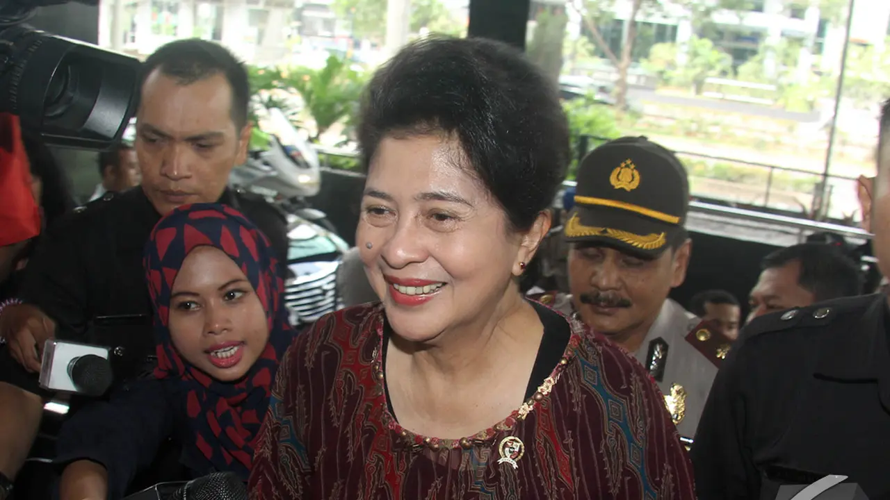 Senyum Menkes Nila Farid Moeleok di Gedung KPK