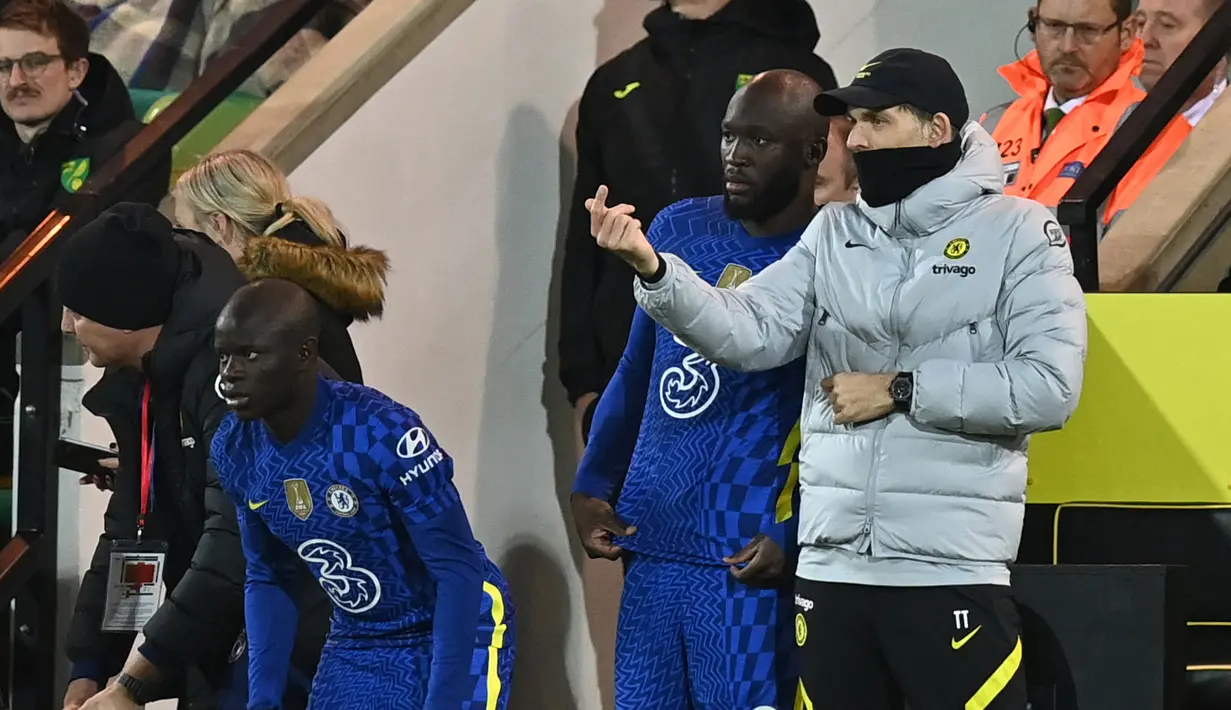 Penyerang Chelsea, Romelu Lukaku mendapatkan instruksi dari Thomas Tuchel sebelum masuk ke lapangan sebagai pemain pengganti dalam pertandingan lanjutan Liga Inggris 2021/2022 antara Norwich City melawan Chelsea, 10 Maret 2022. (AFP/Glyn Kirk)