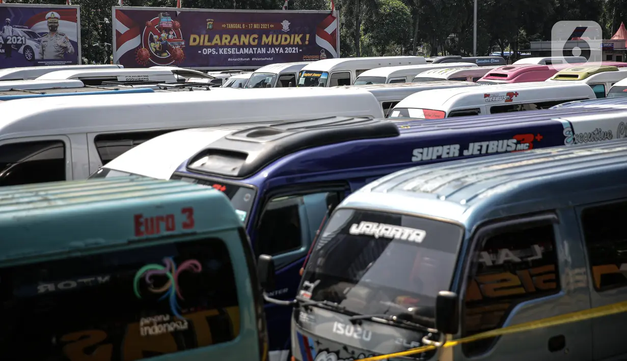 Kendaraan travel gelap yang disita jajaran Direktorat Lalu Lintas Polda Metro Jaya, Jakarta, Kamis (29/4/2021). Sebanyak 115 kendaraan travel gelap diamankan karena diduga kuat mengangkut pemudik di tengah masa pengetatan larangan mudik 2021. (Liputan6.com/Faizal Fanani)