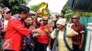 Calon Wakil Gubernur DKI Jakarta Djarot Saiful Hidayat mengajak salaman penjual jamu saat mengunjungi kawasan padat penduduk jalan Bendungan, Cawang, Kramat jati, Jakarta, Kamis (1/12). (Liputan6.com/Gempur M. Surya)