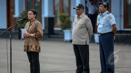 Menteri Luar Negeri Retno Marsudi (kiri) memberikan pidato pelepasan rombongan "Indonesia Peduli Nepal", Jakarta, Rabu (29/4/2015).  Dalam rombongan pertama ini Indonesia mengirim 66 personel. (Liputan6.com/Faizal Fanani) 