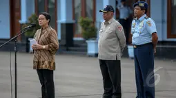Menteri Luar Negeri Retno Marsudi (kiri) memberikan pidato pelepasan rombongan "Indonesia Peduli Nepal", Jakarta, Rabu (29/4/2015).  Dalam rombongan pertama ini Indonesia mengirim 66 personel. (Liputan6.com/Faizal Fanani) 