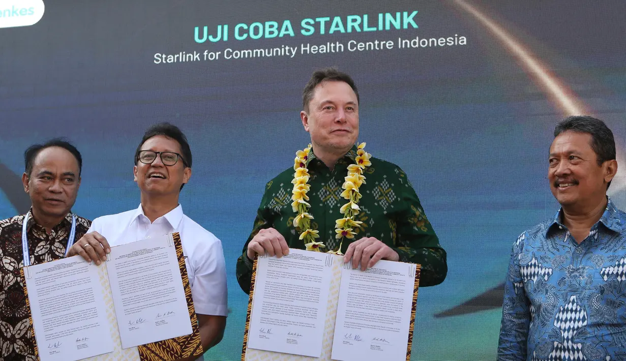 Di Puskesmas pembantu Sumerta Kelod, Elon Musk juga menandatangani Memorandum of Understandings (MoU) bersama dengan Menteri Kesehatan Budi Gunadi Sadikin. (AP Photo/Firdia Lisnawati)