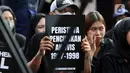 Aksi damai ini kali pertama dilakukan pada 18 Januari 2007. Tampak dalam foto, aktivis Jaringan Solidaritas Korban untuk Keadilan memegang pamflet saat mengikuti peringatan 19 tahun Aksi Kamisan di Jalan Medan Merdeka Utara atau di seberang Istana Merdeka, Jakarta, 15 Januari 2026. (Liputan6.com/Helmi Fithriansyah)