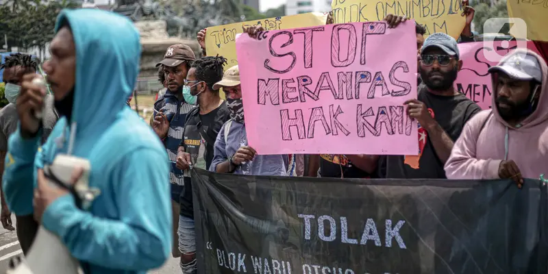 FOTO: Aksi Mahasiswa Papua Tolak Operasi Blok Wabu hingga UU Cipta Kerja