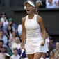 Petenis cantik asal Denmark, Caroline Wozniacki merayakan kemenangannya atas petenis Hungaria pada laga tunggal putri Wimbledon 2017 di Wimbledon Tennis Championships, London, (4/7/2017). (AP/Alastair Grant)