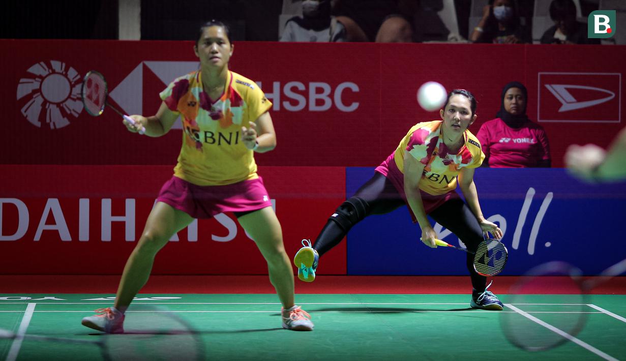 <p>Pemain ganda putri Indonesia, Ribka Sugiarto (kanan) yang berpasangan dengan Lanny Tria Mayasari melepaskan smes saat menghadapi pasangan Belanda, Debora Jille/Cheryl Seinen pada babak perempatfinal Daihatsu Indonesia Masters 2024 di Istora Senayan, Jakarta, Jumat (26/1/2024). Lanny/Ribka menang dua game langsung dengan skor 21-10, 21-16. (Bola.com/Bagaskara Lazuardi)</p>