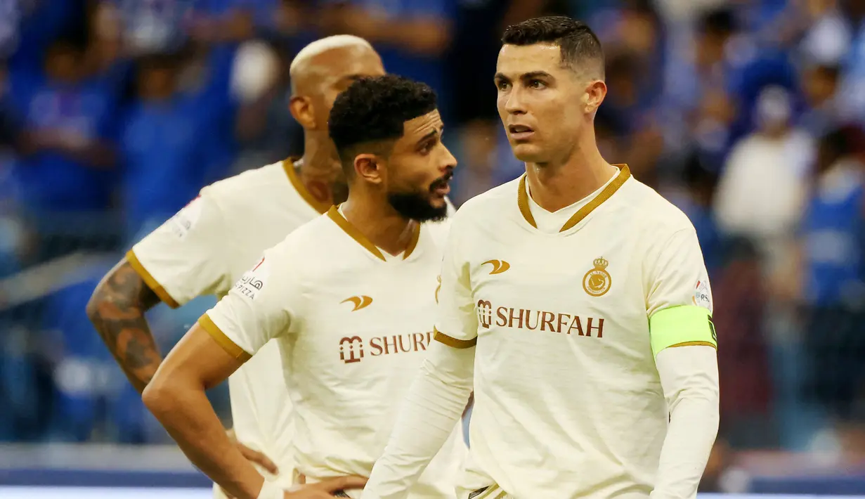 Pemain Al-Nassr, Cristiano Ronaldo, tampak kecewa setelah ditaklukkan Al-Hilal pada laga Liga Arab Saudi 2022/202 di Stadion King Fahd, Rabu (19/4/2023). Ia membuat Cristiano Ronaldo dkk. tidak berkutik setelah memborong dua gol ke gawang Al-Nassr. (AFP/Fayez Nureldine)