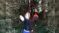 Seorang ibu mendapati bayangan yang diduga adalah hantu seorang tentara saat jalan-jalan bersama keluarga di hutan. (Mirror)