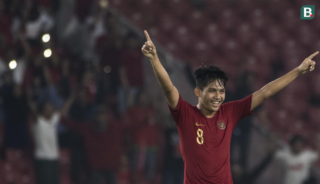 Gelandang Timnas Indonesia, Witan Sulaeman, merayakan kemenangan atas UEA pada laga AFC U-19 Championship di SUGBK, Jakarta, Selasa (24/10). Indonesia menang 1-0 atas UEA. (Bola.com/Vitalis Yogi Trisna)