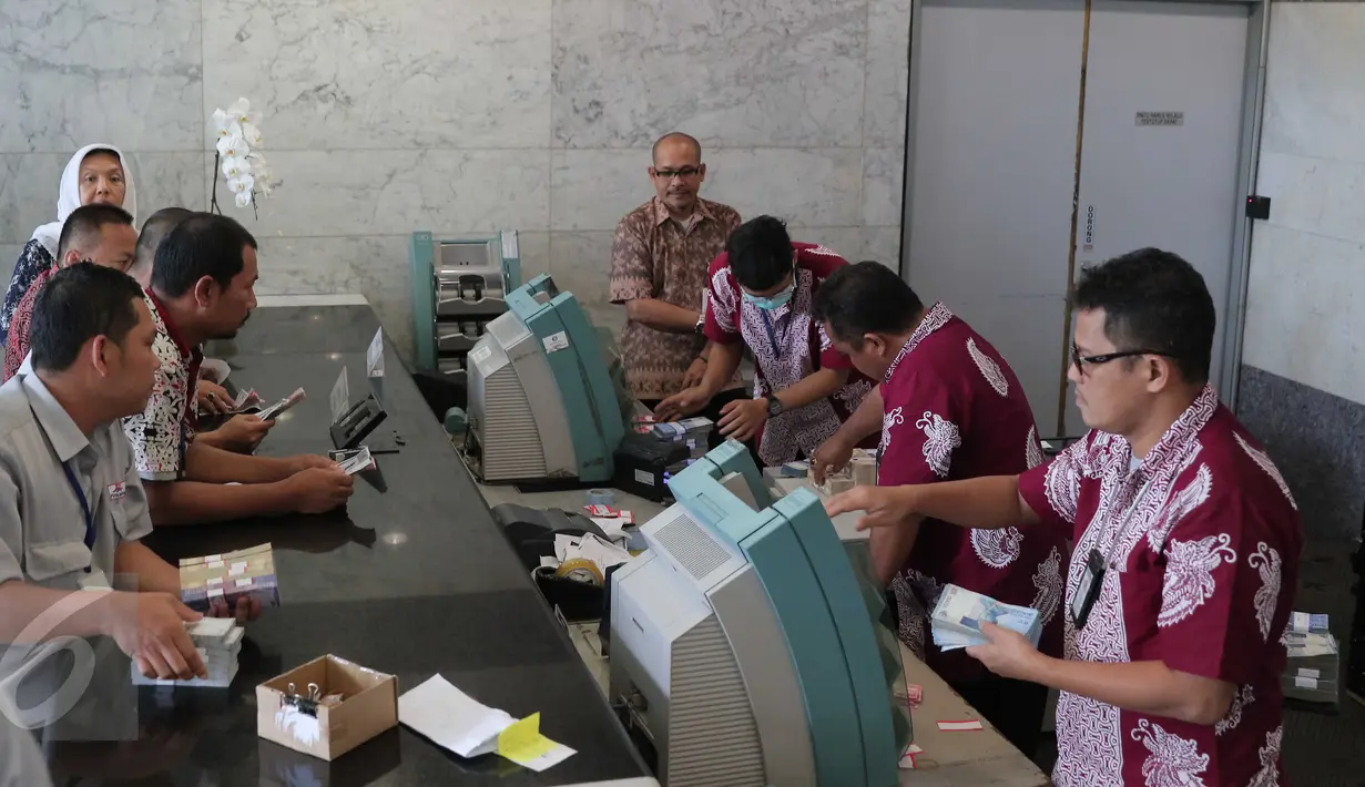 Petugas melayani warga yang menukarkan uang kertas lama dan rusak di Bank Indonesia, Jakarta, Selasa (26/1). BI menerapkan kebijakan untuk mengganti atau menukar uang tidak layak edar dengan uang yang layak edar. (Liputan6.com/Angga Yuniar)
