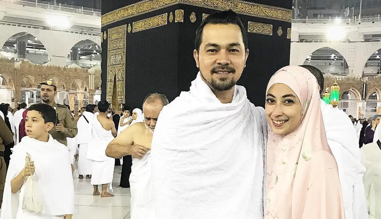 Siapa yang sih yang tak ingin pergi ke Tanah Suci bersama pasangan. Jika dilihat dari wajahnya, pasangan ini terlihat begitu bahagia. (Foto: instagram.com/djorghisultan)