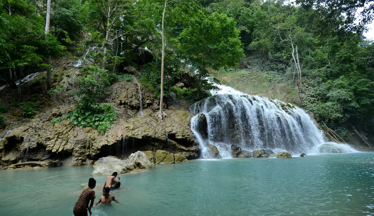Suasana Air Terjun Lapopu yang terletak di Desa Hatikuloku, Kecamatan Wanokaka, Kabupaten Sumba Barat, NTT (21/10). Air Terjun Lapopu merupakan tertinggi di Pulau Sumba yang menjulang 90 meter dari permukaan tanah. (AFP Photo/Sony Tumbelaka)