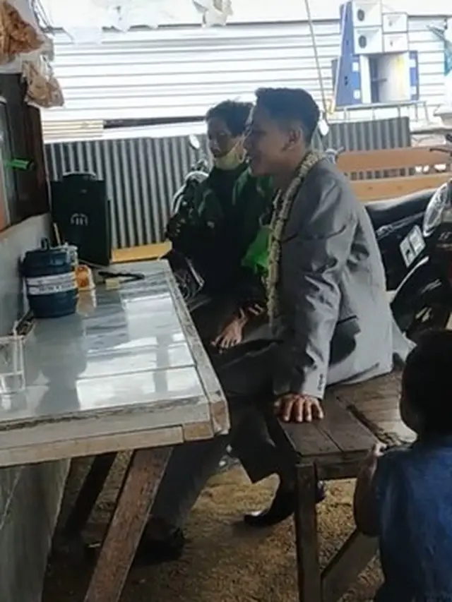 Rebahan Sampai Ngopi, Viral Video Pasangan Pengantin Santai di Acara Pernikahannya